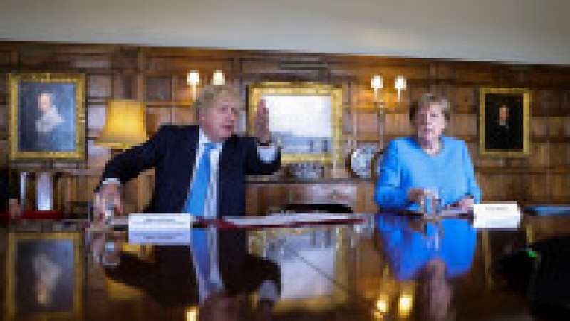 Boris Johnson și Angela Merkel, ambii vaccinați, nu au mai purtat mască la întâlnirea din interiorul reședinței Chequers Foto: Profimedia | Poza 16 din 22