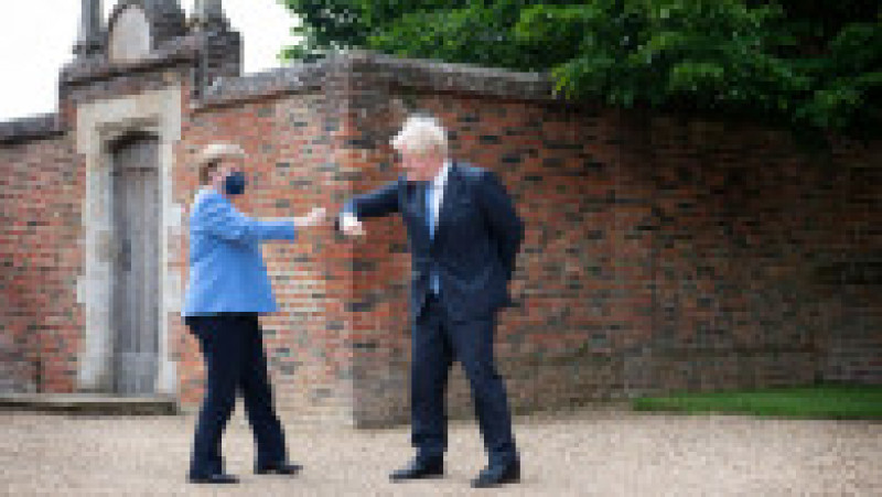Angela Merkel și Boris Johnson se salută cu cotul, ca-n pandemie Foto: Profimedia | Poza 6 din 22