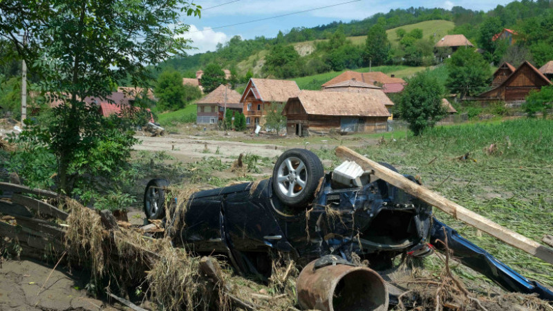 Viitura de la Ocoliș. județul Alba, a luat mașinile ca pe niște jucării Foto: Inquam Photos / Raul Ștef 