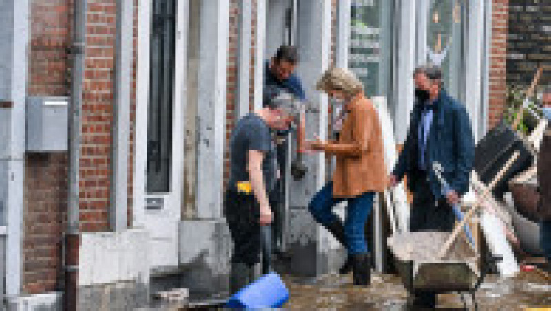 Regina Mathilde a Belgiei stă de vorbă cu oamenii afectați de inundații. Foto: Profimedia Images | Poza 8 din 11