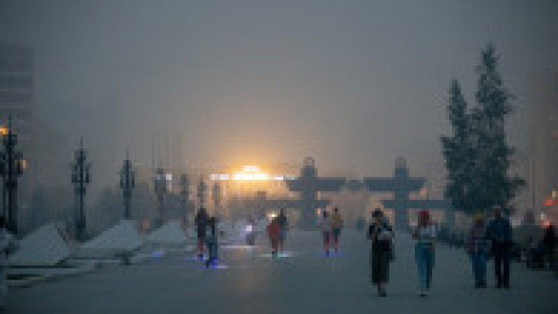 Oamenii din Iakutsk se confruntă cu smogul din oraș, provocat de incendii. Foto: Profimedia Images | Poza 7 din 8