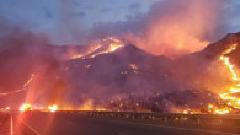 "Râuri de foc" în Arizona. Incendii de vegetație din cauza căldurii extreme. FOTO: Twitter Arizona DOT | Poza 2 din 4
