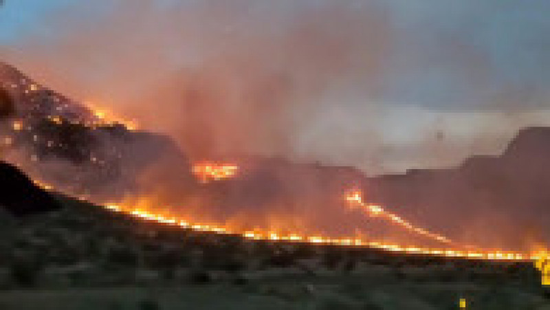 "Râuri de foc" în Arizona. Incendii de vegetație din cauza căldurii extreme. FOTO: Twitter Arizona DOT | Poza 4 din 4