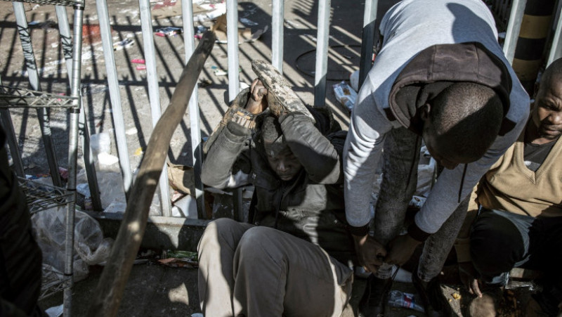 Un presupus participant la jafurile din Africa de Sud prins de civilii înarmați într-un magazin. Foto: Profimedia Images