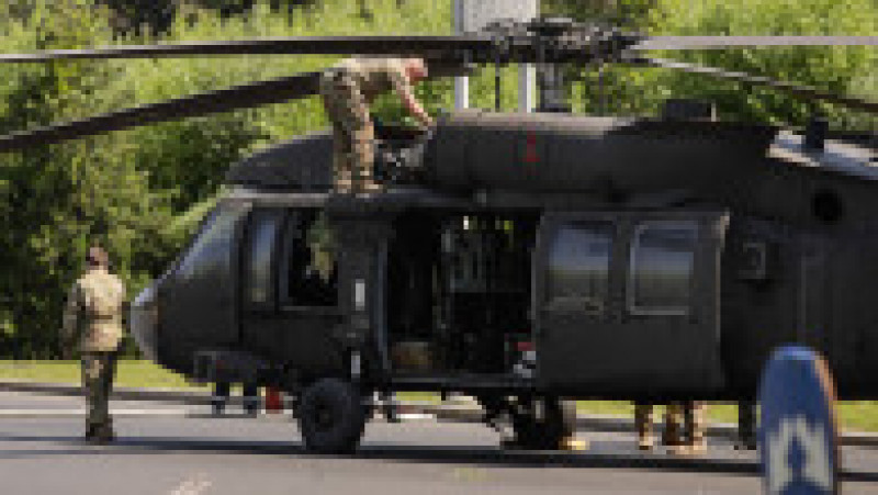 Un elicopter american Black Hawk a aterizat forțat în piața Charles de Gaulle din București. Foto: INQUAM Photos/ George Călin | Poza 7 din 19