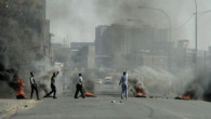Protestatarii ard cauciucuri în Jeppestown, Johannesburg. Sursa foto: Profimedia Images | Poza 1 din 33