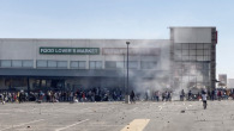 Jefuitorii atacă mall-ul Jabulani din Soweto, Johannesburg. Sursa foto: Profimedia Images | Poza 11 din 33