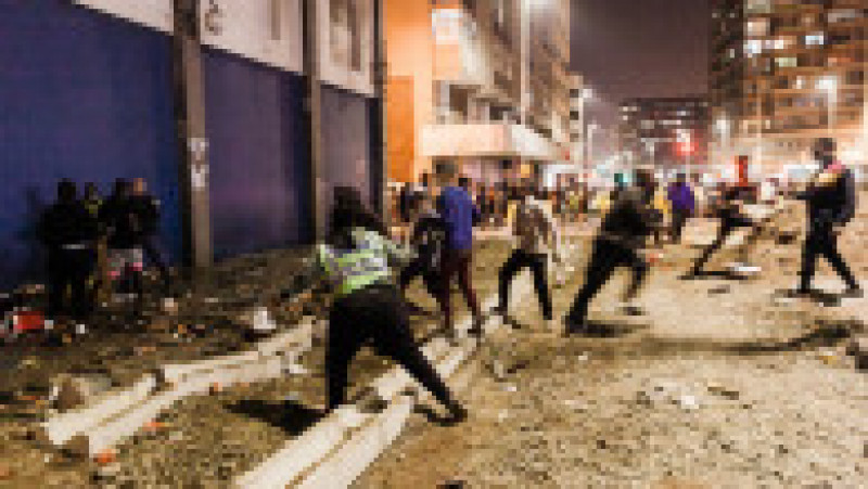 Poliția sud-africană intervine în timpul jafurilor din centrul orașului Durban. Sursa foto: Profimedia Images | Poza 5 din 33