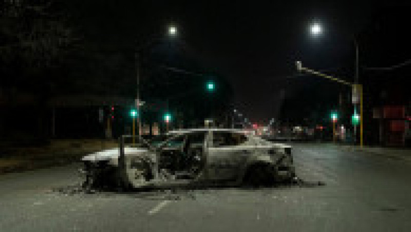 Mașină incendiată în districtul Jeppestown, Johannesburg. Sursa foto: Profimedia Images | Poza 4 din 33