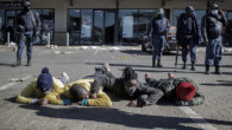 Presupuși jefuitori reținuți de poliția sud-africană în Soweto. Sursa foto: Profimedia Images | Poza 18 din 33