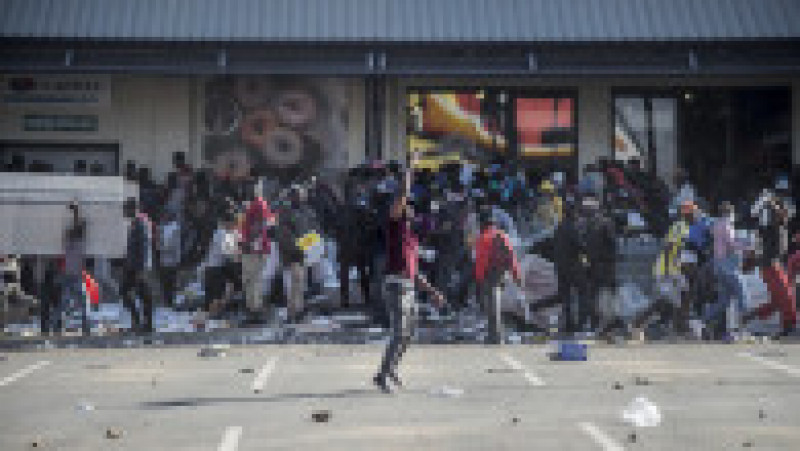 Jefuitorii atacă mall-ul Jabulani din Soweto, Johannesburg. Sursa foto: Profimedia Images | Poza 17 din 33