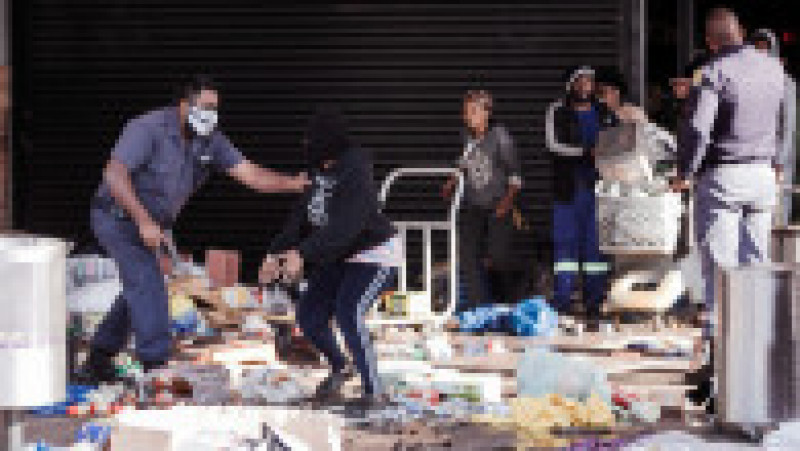Un polițist sud-african arestează un presupus jefuitor în Springfiled Park Mall din Durban. Sursa foto: Profimedia Images | Poza 12 din 33