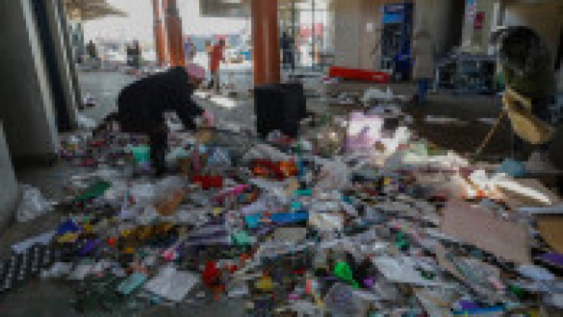 Voluntarii curăță Piața Diepkloof din Soweto, Johannesburg, după jafuri și vandalism. Sursa foto: Profimedia Images | Poza 30 din 33
