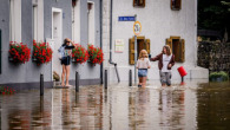 Oamenii încearcă să salveze ce pot din casele inundate. Foto: Profimedia | Poza 12 din 14