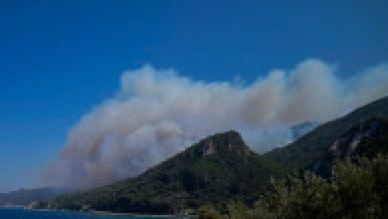 Zeci de pompieri ajutați de trei elicoptere și trei avioane se luptă cu flăcările pe insula Samos din Grecia. Sursa foto: Eurokinissi via ZUMA Wire | Poza 6 din 7