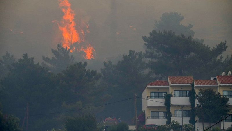Zeci de pompieri ajutați de trei elicoptere și trei avioane se luptă cu flăcările pe insula Samos din Grecia. Sursa foto: Eurokinissi via ZUMA Wire