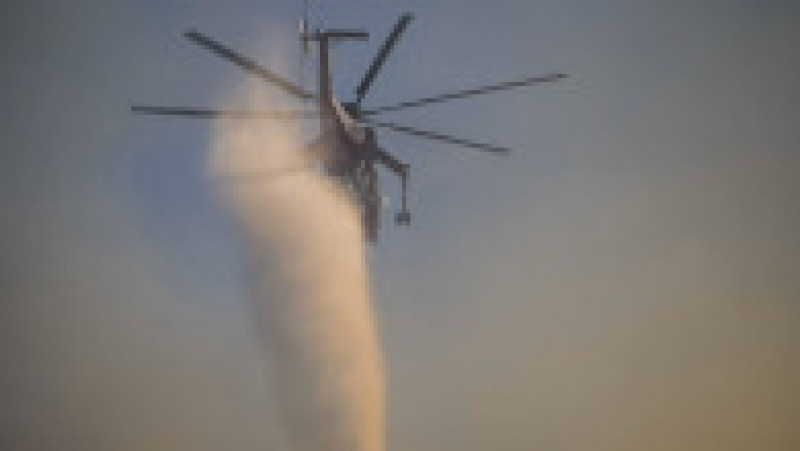 Zeci de pompieri ajutați de trei elicoptere și trei avioane se luptă cu flăcările pe insula Samos din Grecia. Sursa foto: Eurokinissi via ZUMA Wire | Poza 2 din 7