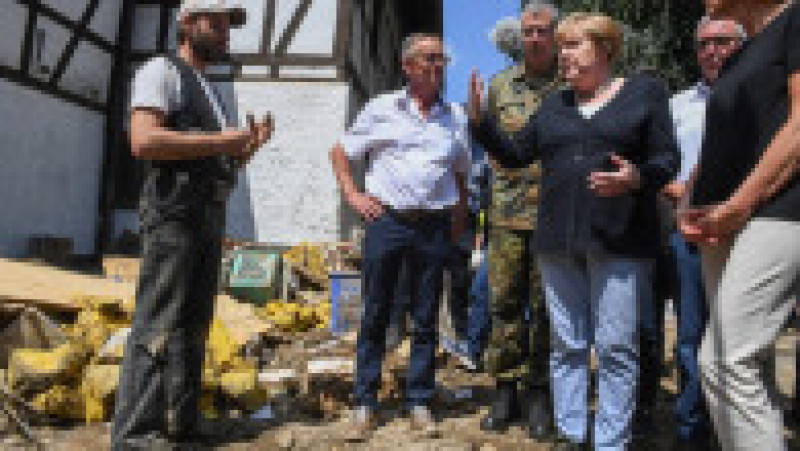 Angela Merkel stă de vorbă cu oameni din zonele devasate de inundații în Germania. Foto: Guliver/GettyImages | Poza 12 din 41