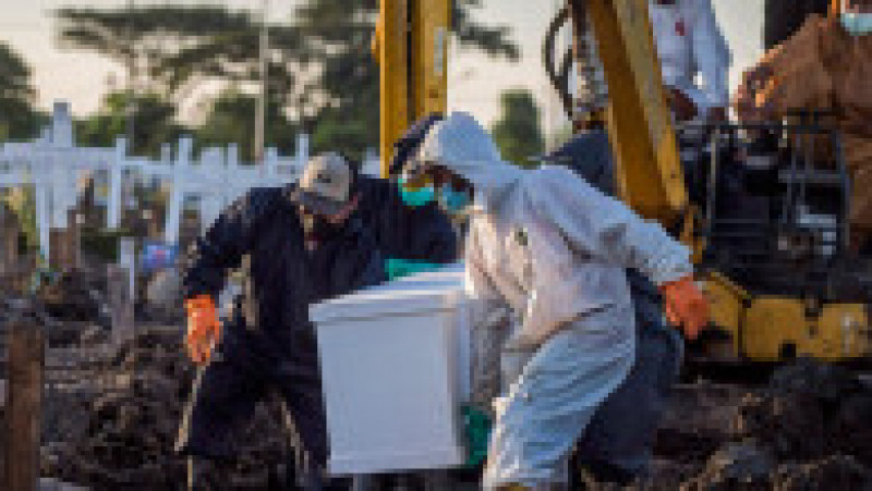 Excavatoarele nu mai prididesc săpând gropi în cimitirele din Indonezia pentru morții de COVID Foto: Profimedia | Poza 9 din 11
