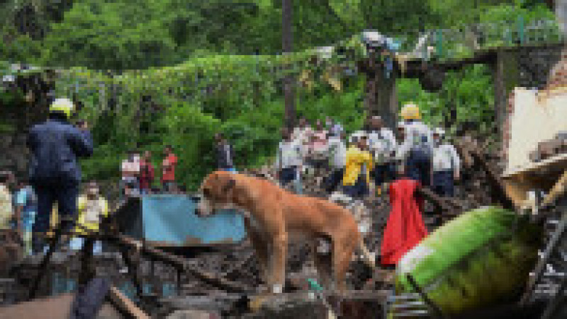 Cel puţin 34 de persoane şi-au pierdut viaţa în India în urma prăbuşirii unui zid după o alunecare de teren declanşată de ploile musonice abundente din Mumbai. Foto: Profimedia Images | Poza 8 din 8