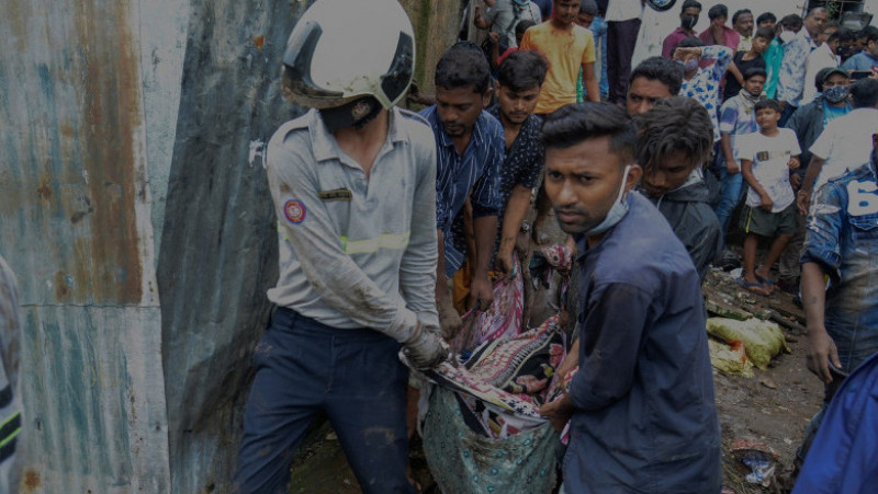 Cel puţin 34 de persoane şi-au pierdut viaţa în India în urma prăbuşirii unui zid după o alunecare de teren declanşată de ploile musonice abundente din Mumbai. Foto: Profimedia Images