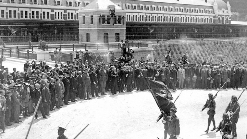 Inaugurarea gării din Canfranc, în 1863. La ceremonia de deschidere a liniei, regele spaniol Alfonso al XIII-lea a spus cu înverșunare: „Pirineii nu mai există”. Foto: Profimedia Images