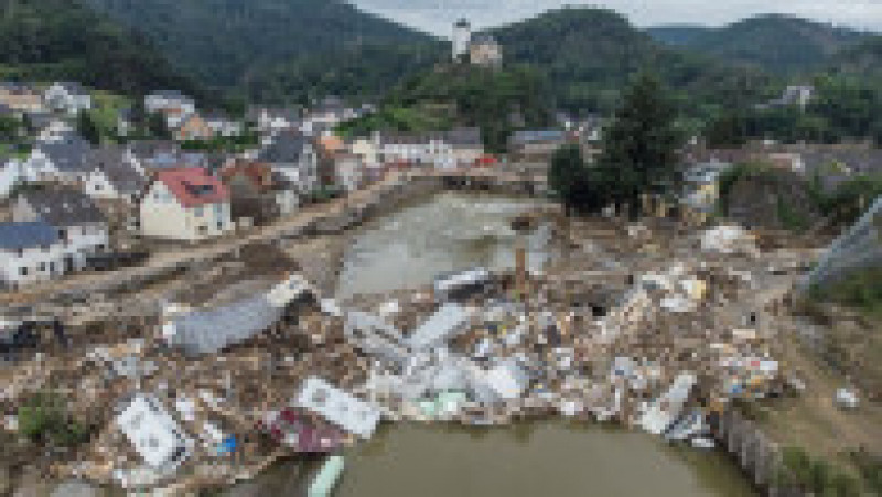 Imagine din 19 iulie 2021 cu drumurile din landul Renania-Palatinat, după indundațiile masive din Germania. Sursa foto: Boris Roessler/dpa | Poza 17 din 20