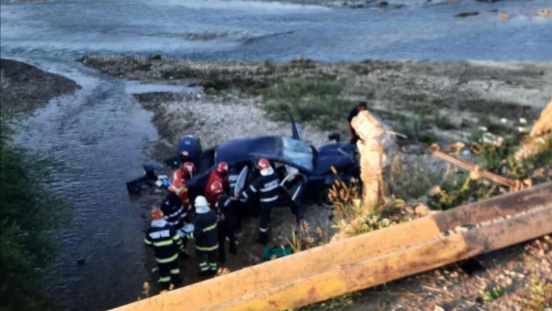 Un autoturism în care se aflau trei persoane a căzut de pe un pod, în râul Cracău. Foto: ISU Neamț