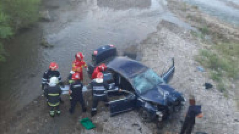 Un autoturism în care se aflau trei persoane a căzut de pe un pod, în râul Cracău. Foto: ISU Neamț | Poza 2 din 2