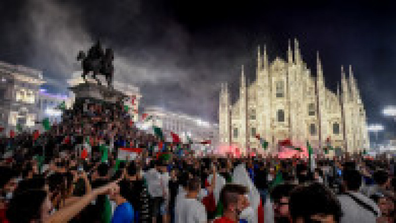 Suporteri italieni strânși în Piața Domului din Milano Foto: Profimedia | Poza 15 din 21