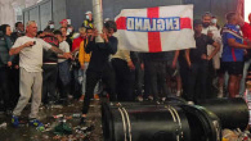 Fani furioși în Picadilly Circus, după ce Italia a învins Anglia Foto: Profimedia | Poza 12 din 21