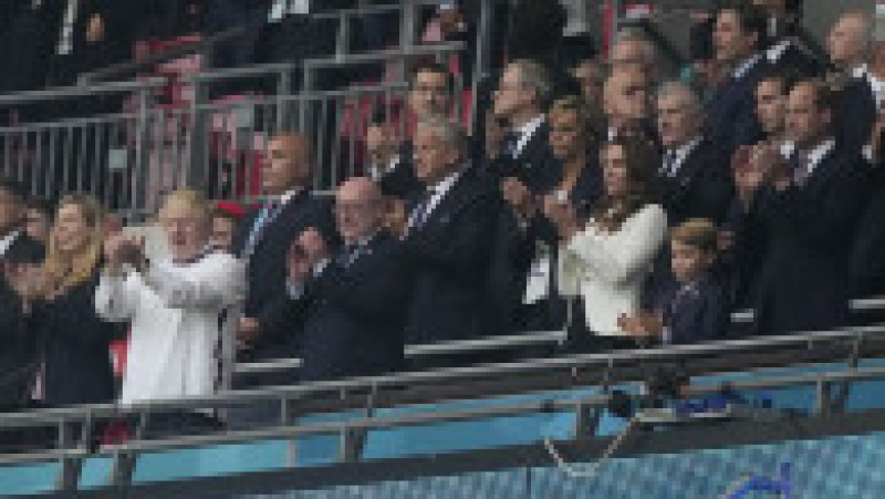 Premierul Boris Johnson (în alb) și soția sa Carrie asistă la meci alături de ducii de Cambridge Foto: Profimedia | Poza 14 din 21