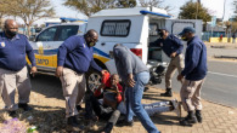 Poliția din Africa de Sud arestează un protestatar. Foto: Profimedia Images | Poza 1 din 10