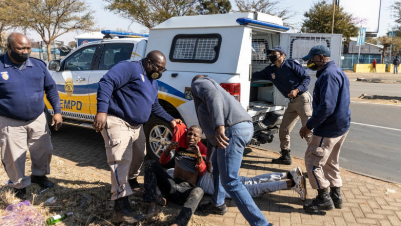 Poliția din Africa de Sud arestează un protestatar. Foto: Profimedia Images