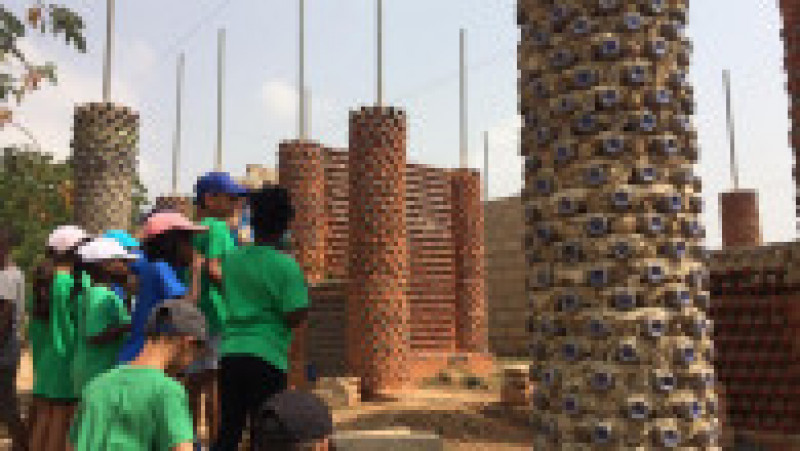 "Casa din sticle" va deveni biblioteca publica a unor copii din Ghana. Foto: Kokrobite Chiltern Centre/Facebook.com | Poza 3 din 6