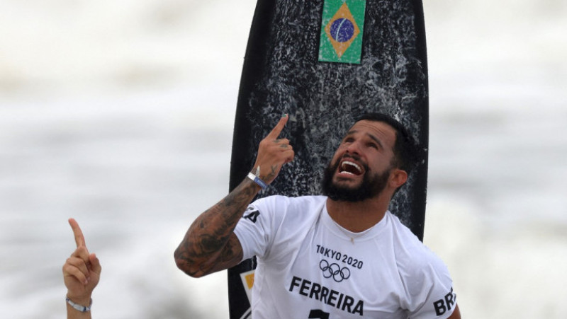 Brazilianul Italo Ferreira a devnit primul campion olimpic la surfing din istorie, la Jocurile Olimpice de la Tokyo. Foto: Profimedia Images