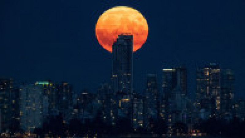 Luna plină de deasupra orașului Vancouver, Canada, are nuanțe portocalii, din cauza inendiilor de begetație. Foto: Profimedia | Poza 3 din 6