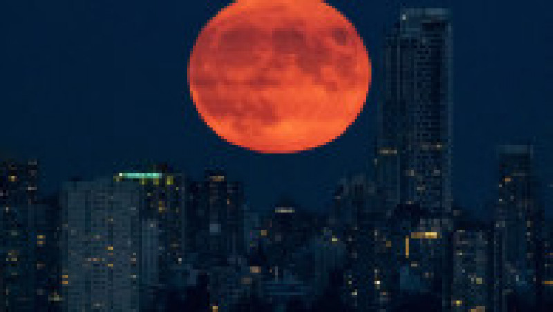 Luna plină de deasupra orașului Vancouver, Canada, are nuanțe portocalii, din cauza inendiilor de begetație. Foto: Profimedia | Poza 4 din 6
