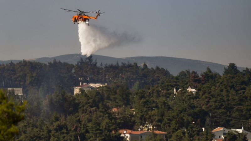 Un elicpter participă la lupta împotriva incemdiulu Foto: Profimedia Images