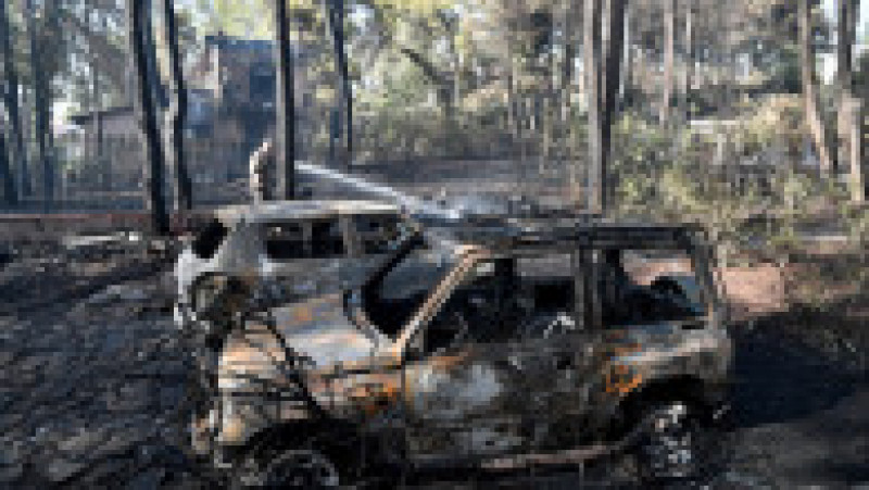 Mașină distrusă în urma unui incendiu de amploare în apropiere de Atena. Foto: Profimedia Images | Poza 2 din 6