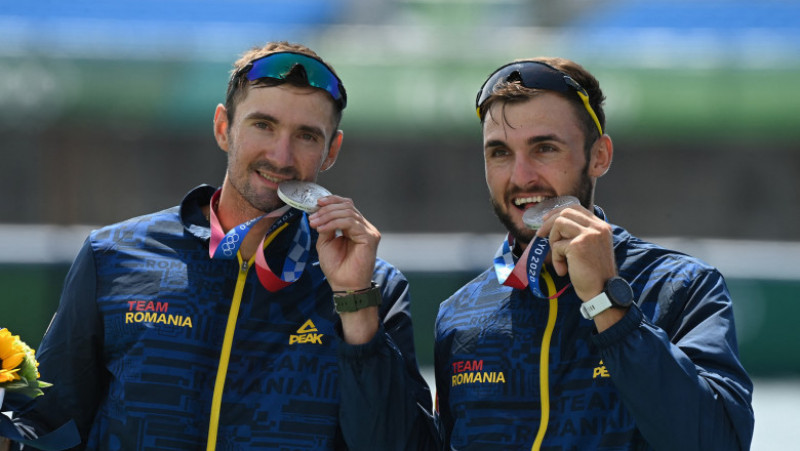 Marius Cozmiuc și Ciprian Tudosă (dreapta), pe podiumul olimpic de la Tokyo. Foto: Profimedia