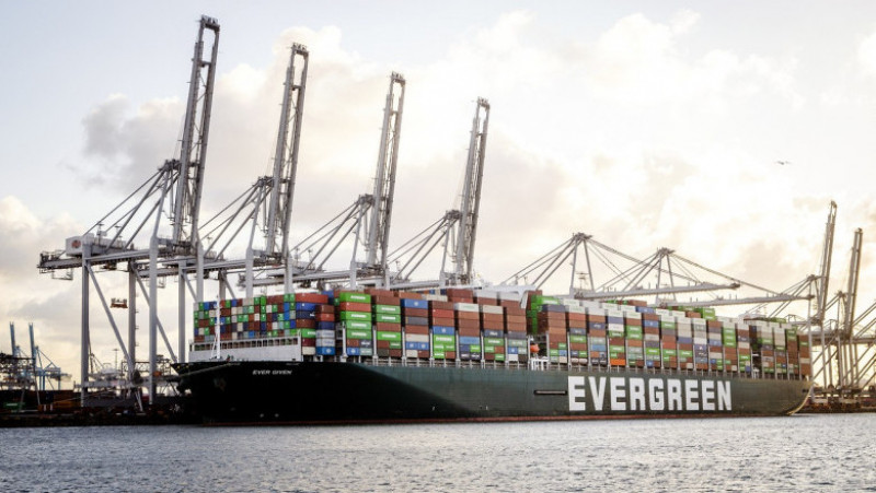 Nava cargo Ever Given, care a blocat în martie Canalul Suez și a provocat un haos în transportul internațional de mărfuri, a ajuns în portul Rotterdam. Foto: Profimedia Images