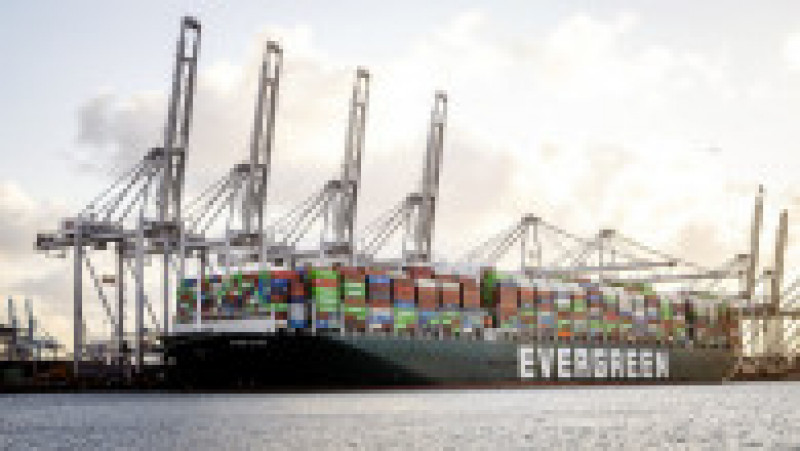 Nava cargo Ever Given, care a blocat în martie Canalul Suez și a provocat un haos în transportul internațional de mărfuri, a ajuns în portul Rotterdam. Foto: Profimedia Images | Poza 1 din 9