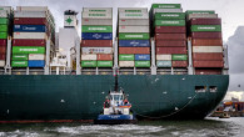 Ever Given rmează să descarce containerele pe care le are la bord, după care va pleca la drum cu o nouă încărcătură. Foto: Profimedia Images | Poza 2 din 9