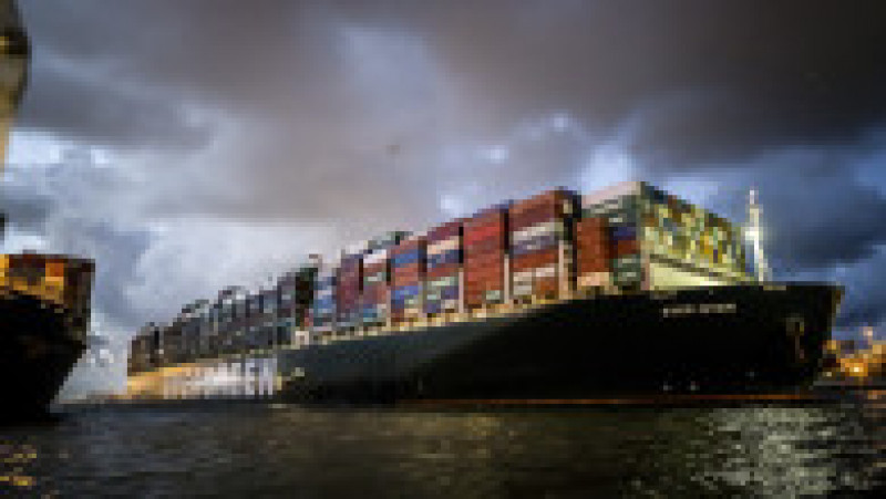Nava cargo Ever Given, care a blocat în martie Canalul Suez și a provocat un haos în transportul internațional de mărfuri, a ajuns în portul Rotterdam. Foto: Profimedia Images | Poza 3 din 9