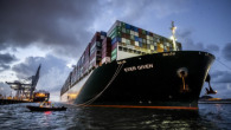 Nava cargo Ever Given, care a blocat în martie Canalul Suez și a provocat un haos în transportul internațional de mărfuri, a ajuns în portul Rotterdam. Foto: Profimedia Images | Poza 5 din 9