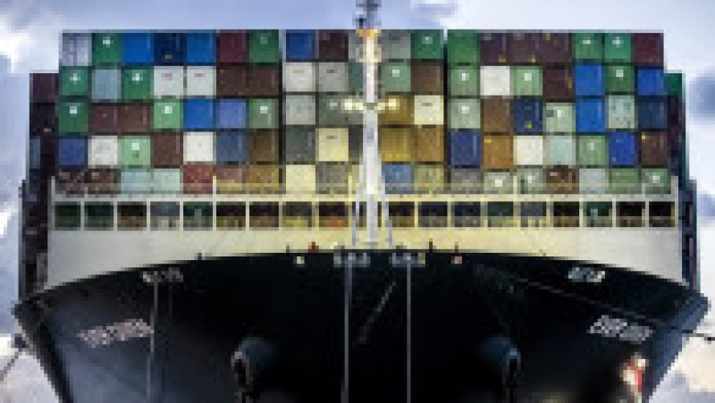 Ever Given rmează să descarce containerele pe care le are la bord, după care va pleca la drum cu o nouă încărcătură. Foto: Profimedia Images | Poza 7 din 9