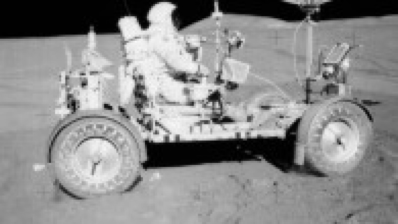 James Irwin, pilotul modului lunar, realizează prima deplasare pe suprafața Lunii. Foto: Profimedia Images | Poza 4 din 10