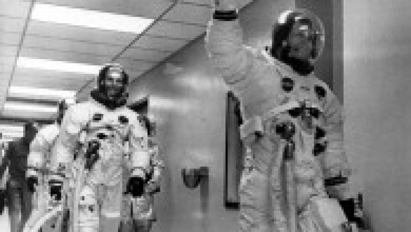 7 iunie 1969 - Centrul Spațial Kennedy (Florida). Membrii echipajului Apollo 11 părăsesc locația pentru a se pregăti de aselenizare.
NEIL ARMSTRONG, EDWIN 