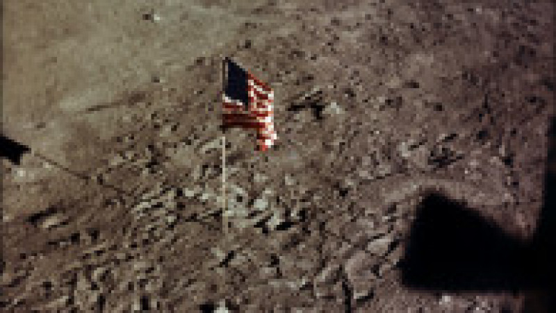 Fotografii făcute din Modulul Lunar, ce arată steagul SUA și urmele bocancilor astronauților Neil A. Armstrong și Edwin E. Aldrin pe suprafața Lunii. (21 iulie 1969) Foto: Profimedia Images | Poza 11 din 11